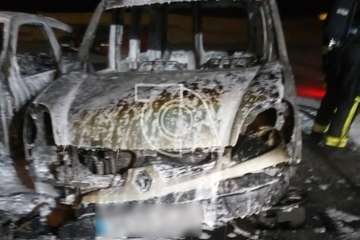 Cinco vehículos calcinados un incendio intencionado en un solar de El Ejido-Telde/TA.